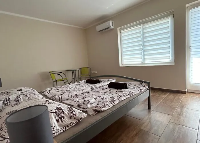 Babzsi Nyaralo * ボニャルツバシュ